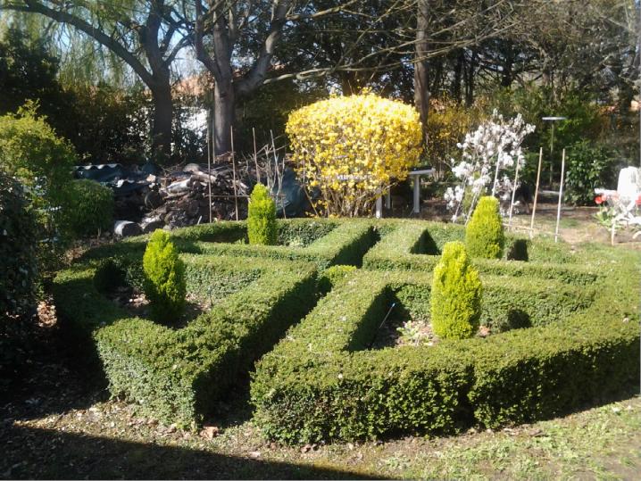 Massif rond divisé en quatre quarts égaux.